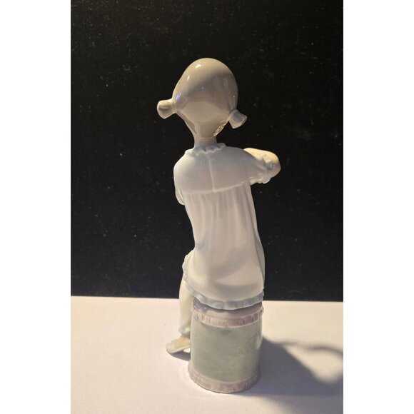 Lladro Porcelain Girl Manicuring Nails 1082 Mint Condition, no box - Picture 3 of 7
